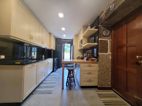 Casa em Pedra Reabilitada em Terreno de 10.000 m2