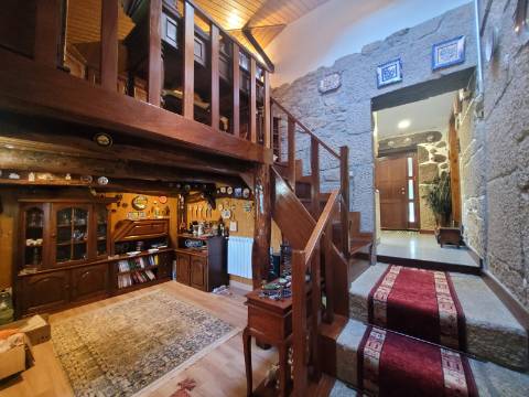 Casa em Pedra Reabilitada em Terreno de 10.000 m2