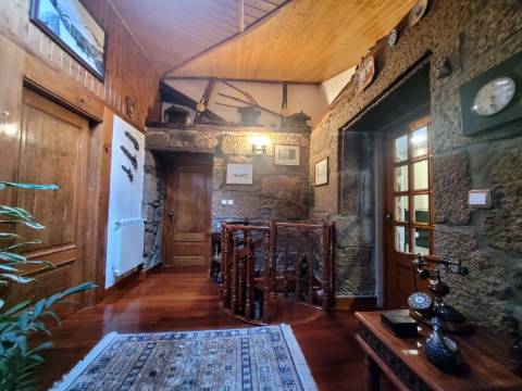 Casa em Pedra Reabilitada em Terreno de 10.000 m2