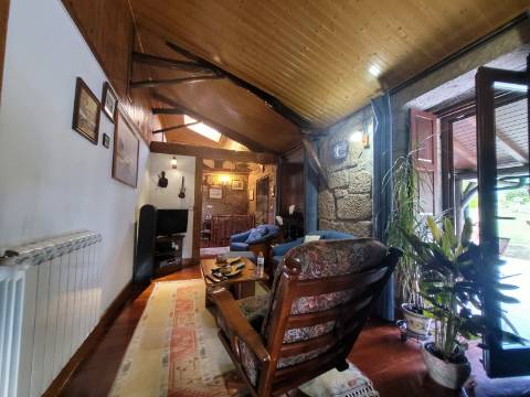 Casa em Pedra Reabilitada em Terreno de 10.000 m2