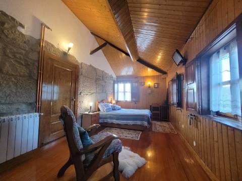 Casa em Pedra Reabilitada em Terreno de 10.000 m2