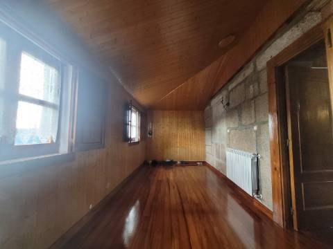 Casa em Pedra Reabilitada em Terreno de 10.000 m2