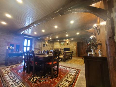 Casa em Pedra Reabilitada em Terreno de 10.000 m2