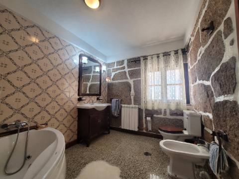 Casa em Pedra Reabilitada em Terreno de 10.000 m2