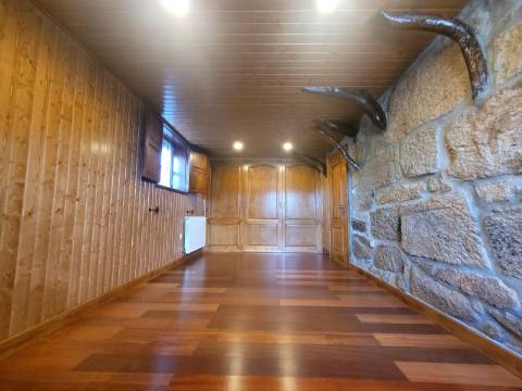 Casa em Pedra Reabilitada em Terreno de 10.000 m2