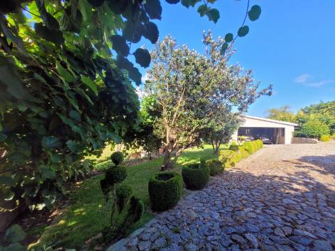 Casa em Pedra Reabilitada em Terreno de 10.000 m2