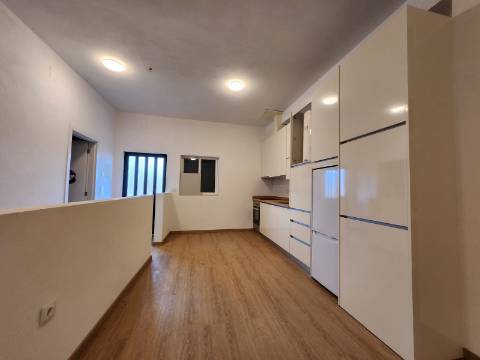 Imóveis Arrendados | Duas Moradias Geminadas e Terreno Adjacente