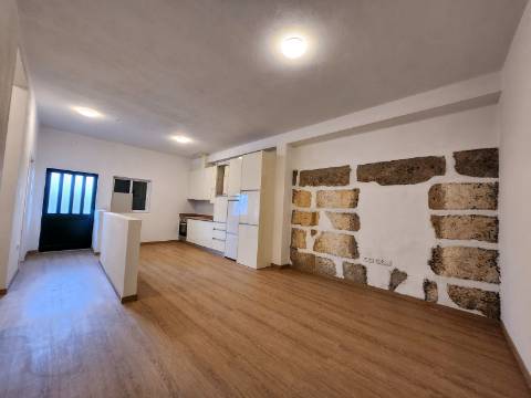 Imóveis Arrendados | Duas Moradias Geminadas e Terreno Adjacente