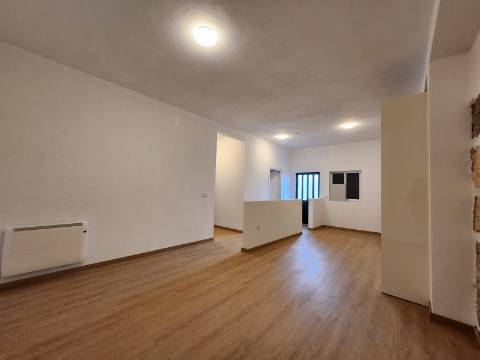 Imóveis Arrendados | Duas Moradias Geminadas e Terreno Adjacente