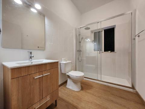 Imóveis Arrendados | Duas Moradias Geminadas e Terreno Adjacente