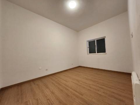 Imóveis Arrendados | Duas Moradias Geminadas e Terreno Adjacente