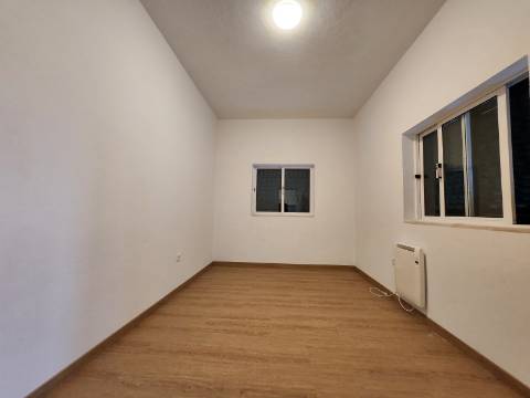 Imóveis Arrendados | Duas Moradias Geminadas e Terreno Adjacente