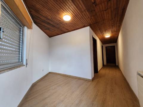 Imóveis Arrendados | Duas Moradias Geminadas e Terreno Adjacente