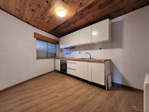 Imóveis Arrendados | Duas Moradias Geminadas e Terreno Adjacente