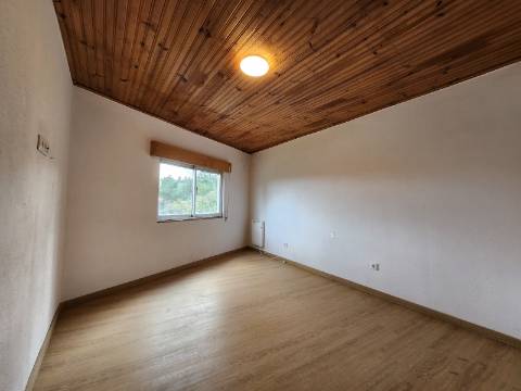 Imóveis Arrendados | Duas Moradias Geminadas e Terreno Adjacente