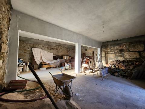 Imóveis Arrendados | Duas Moradias Geminadas e Terreno Adjacente