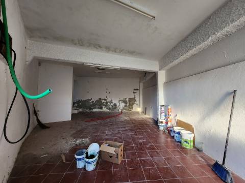 Imóveis Arrendados | Duas Moradias Geminadas e Terreno Adjacente