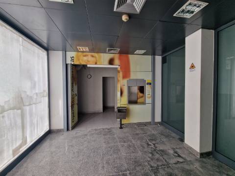 Loja de 295m2 no Centro das Pedras Salgadas