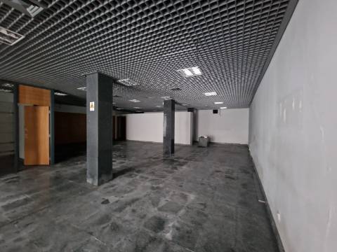 Loja de 295m2 no Centro das Pedras Salgadas