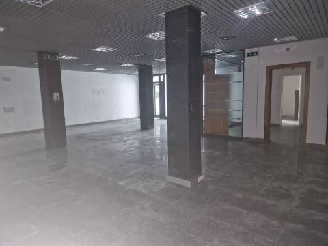 Loja de 295m2 no Centro das Pedras Salgadas