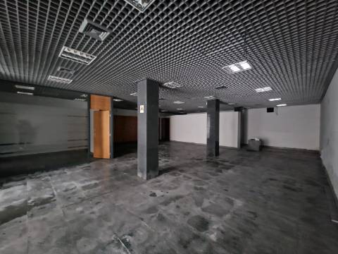 Loja de 295m2 no Centro das Pedras Salgadas