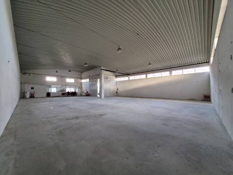 Armazém com 580m2 na Zona Industrial de Vila Real