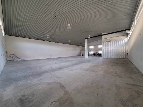 Armazém com 580m2 na Zona Industrial de Vila Real