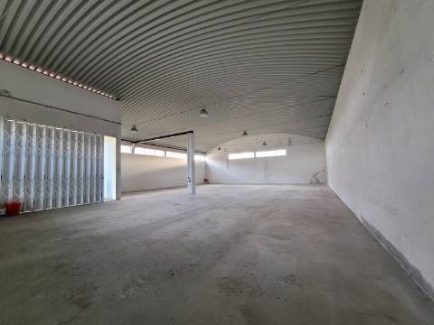 Armazém com 580m2 na Zona Industrial de Vila Real