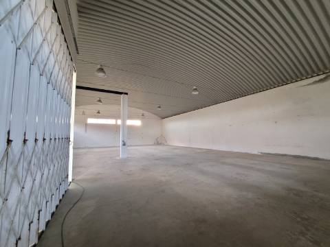 Armazém com 580m2 na Zona Industrial de Vila Real