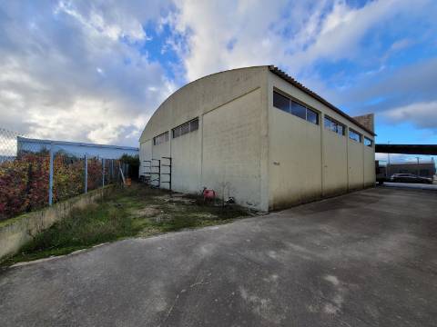 Armazém com 580m2 na Zona Industrial de Vila Real