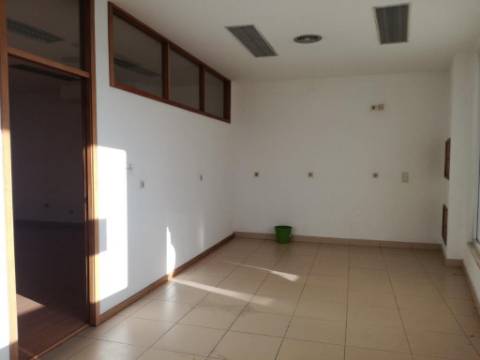 Loja de 114 m2 ao Terminal Rodoviário em Vila Real