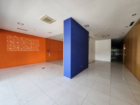 Imóvel Arrendado | Loja de 180m2 Junto ao Nosso Shopping