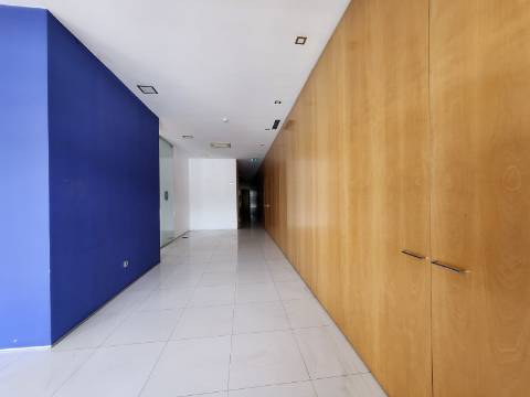 Imóvel Arrendado | Loja de 180m2 Junto ao Nosso Shopping