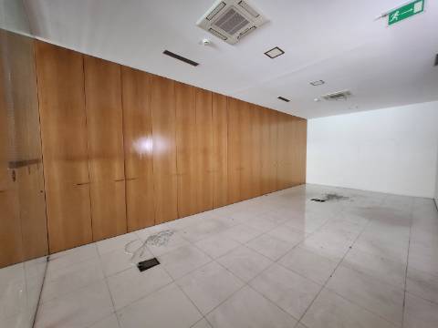 Imóvel Arrendado | Loja de 180m2 Junto ao Nosso Shopping