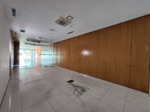 Imóvel Arrendado | Loja de 180m2 Junto ao Nosso Shopping