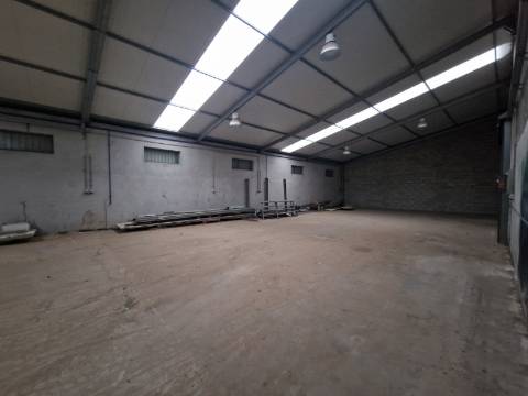 Armazém de 501m2 na Zona Industrial de Constantim, Vila Real