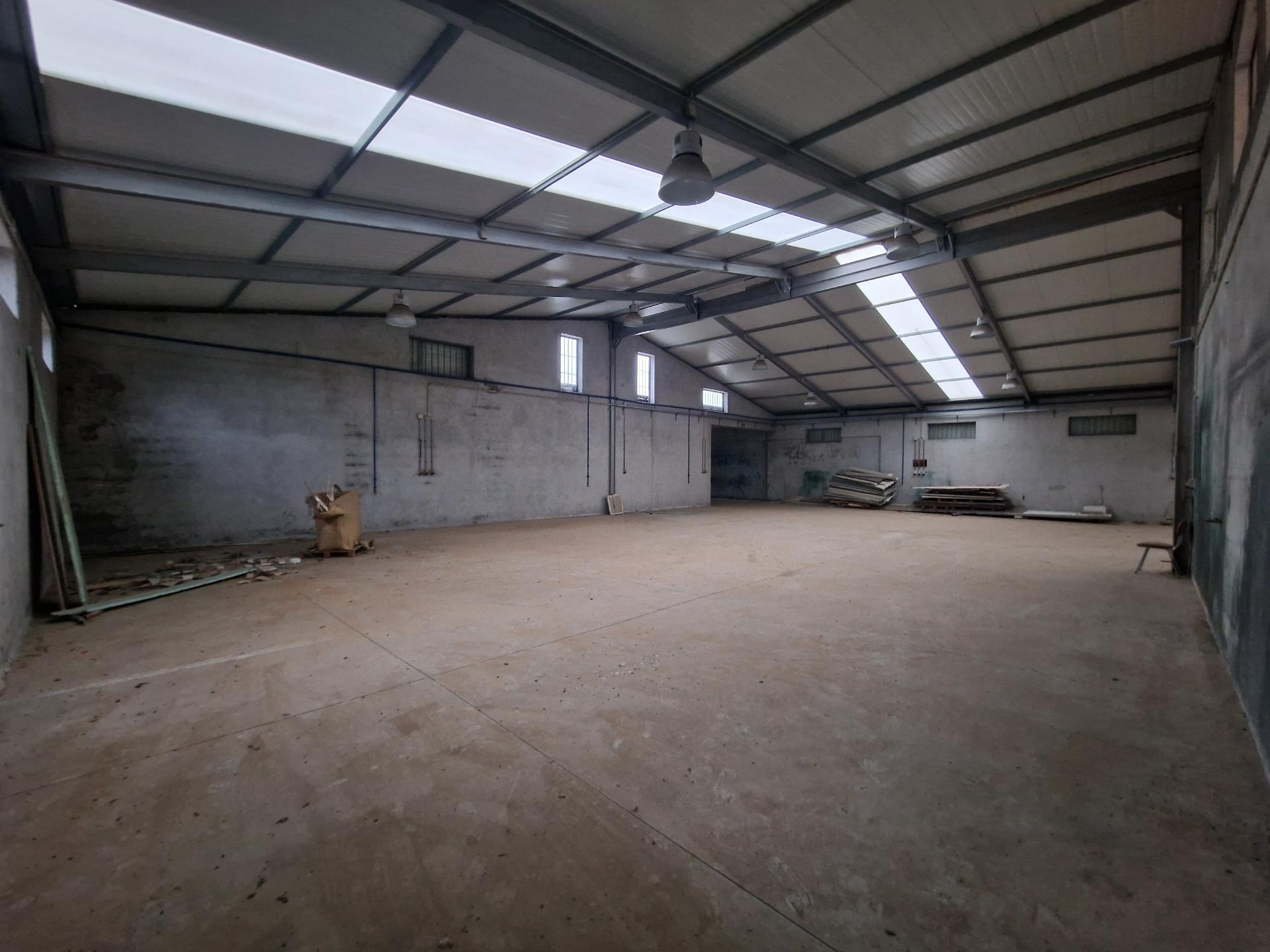 Armazém de 501m2 na Zona Industrial de Constantim, Vila Real