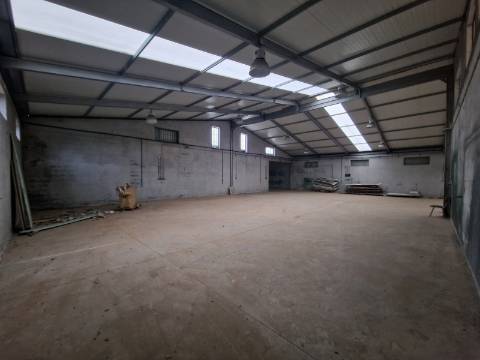 Armazém de 501m2 na Zona Industrial de Constantim, Vila Real