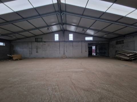 Armazém de 501m2 na Zona Industrial de Constantim, Vila Real