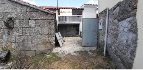 Para Recuperar | Moradia em Pedra | Carva, Murça