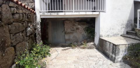 Para Recuperar | Moradia em Pedra | Carva, Murça