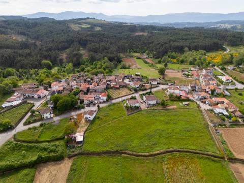 Lote para Moradia com 2 Andares e 4 Frentes em Roalde, Sabrosa
