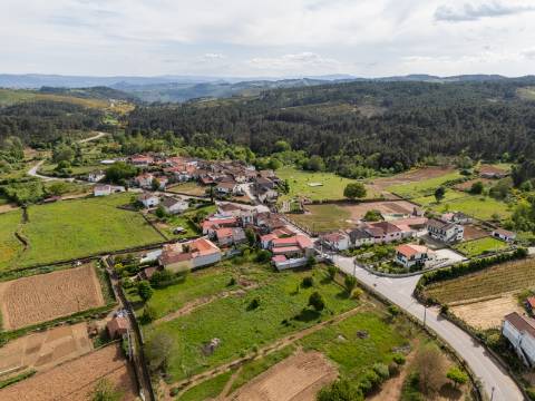 Lote para Moradia com 2 Andares e 4 Frentes em Roalde, Sabrosa