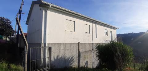 Moradia T3 Geminada Implantada em Terreno de 588 m2 em Bujões, Vila Real