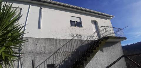 Moradia T3 Geminada Implantada em Terreno de 588 m2 em Bujões, Vila Real