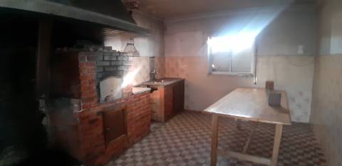 Moradia T3 Geminada Implantada em Terreno de 588 m2 em Bujões, Vila Real