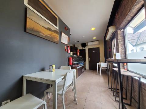 Trespassa-se Padaria em Pleno Funcionamento