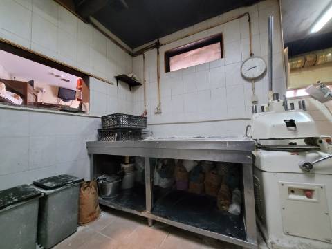 Trespassa-se Padaria em Pleno Funcionamento