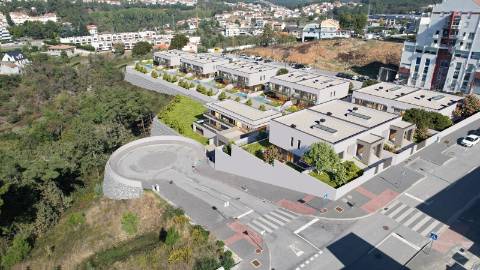 Moradias T4 de Três Frentes com Dois Andares e Piscina