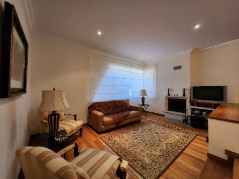 Moradia T4 de Arquitetura Singular em Mateus, Vila Real